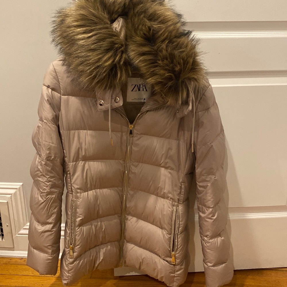 Zara puffer faux fur lined removable hat. Faux fur lined lined inside.